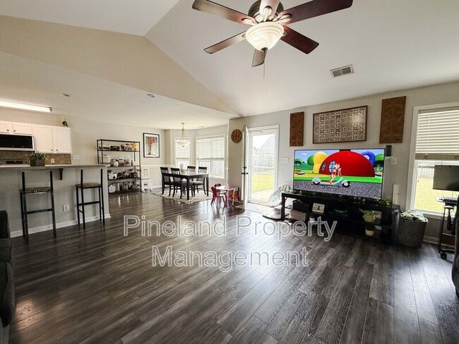 Photo - 1445 Kershaw Loop