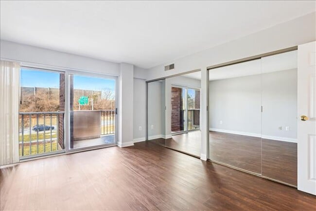 Building Photo - 1300 Army Navy Dr Unit 225