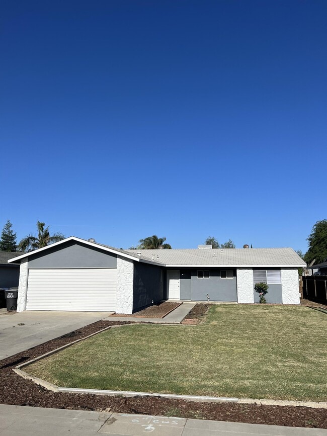 Building Photo - 2701 S Fontana Ct