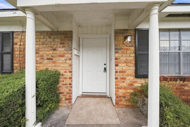 Photo - 5806 Clarewood Dr