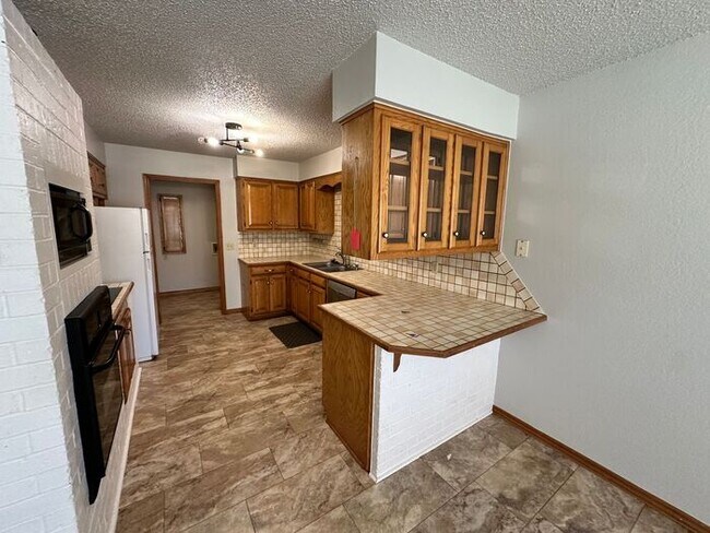 Photo - Spacious 3 Bedroom Home for Rent in Mustang!