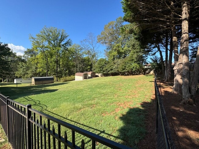 Photo - Charming 5 Bedroom Home off Lakeside Drive