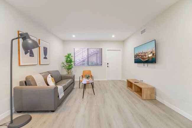 Photo - 700 SW 11th Ave Unidad FL1-ID1022465P