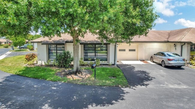 Building Photo - 4764 Greentree Crescent Rental