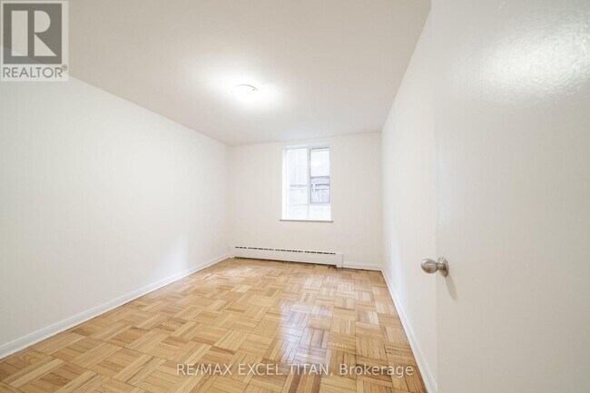 Photo - 77 Erskine Ave Unit M8