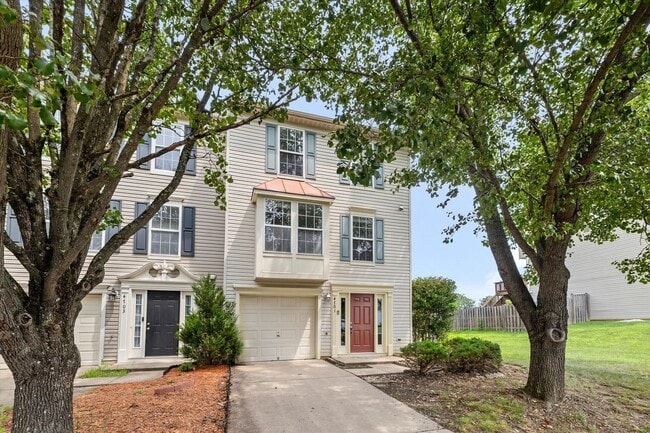 Building Photo - End-Unit Townhome in Spotsylvania!