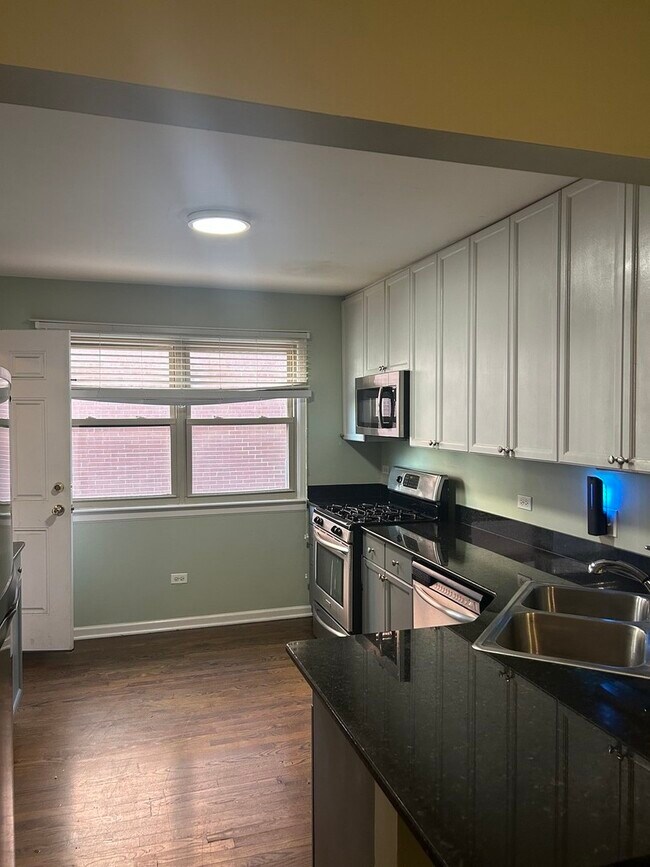 Photo - 1538 W Chase Ave Unit 2S