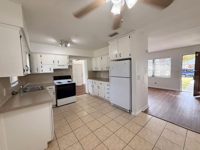 Photo - *Move-In Special!* - Sweet 3/1 Ranch Style Home in Arlington