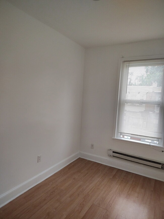 Tiki Bar 2 - 5613 Wyalusing Ave Unidad 2F