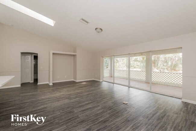 Photo - 2920 Tusket Ave