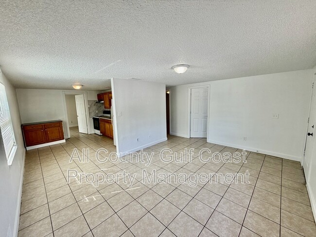 Photo - 910 61st Ave E