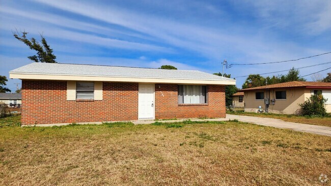 Building Photo - Clean & Cozy 3 bed/1 bath home with spacio...