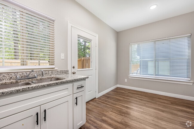 2 habitaciones, 1,5 baños - 1000 pies cuadrados - Cocina/comedor - 5927 East Highway 80