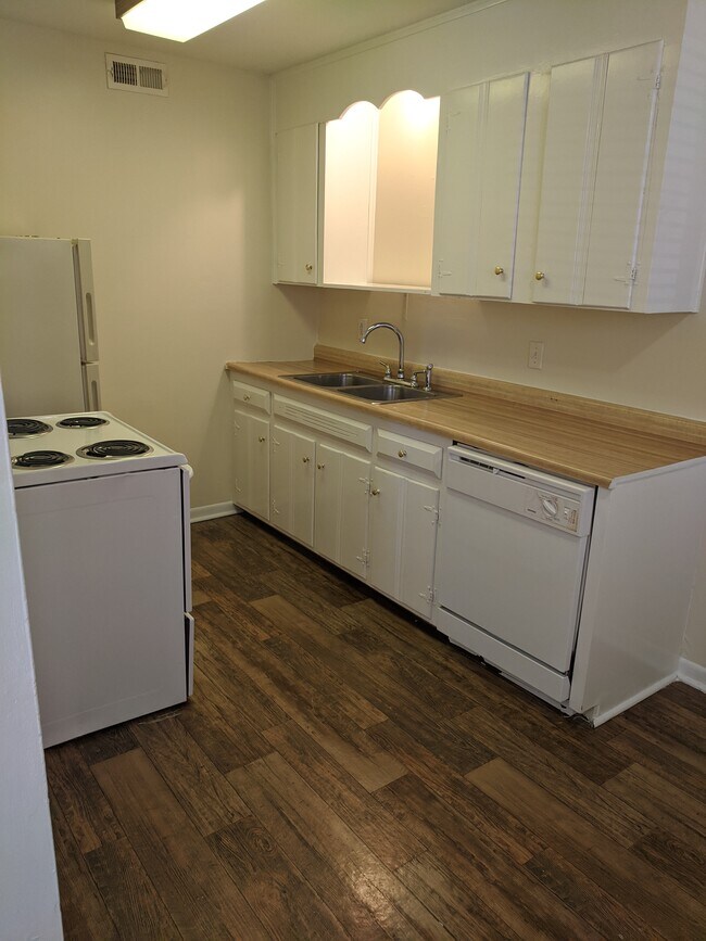 1 bedroom kitchen - East Lake Apartments
