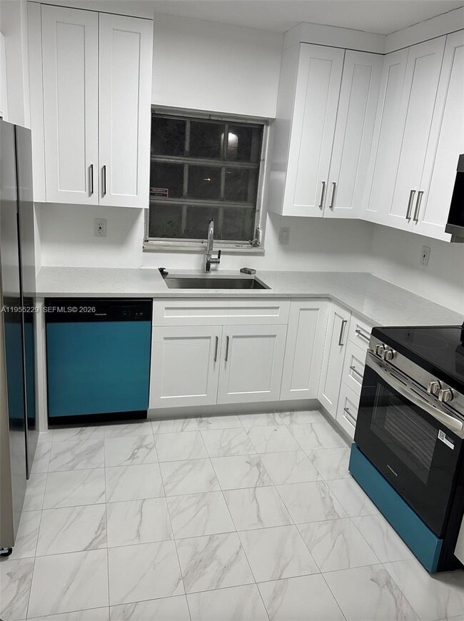 Building Photo - 3115 N Palm Aire Dr