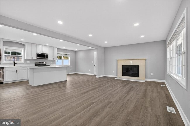 Photo - 2403 Kingsway Rd