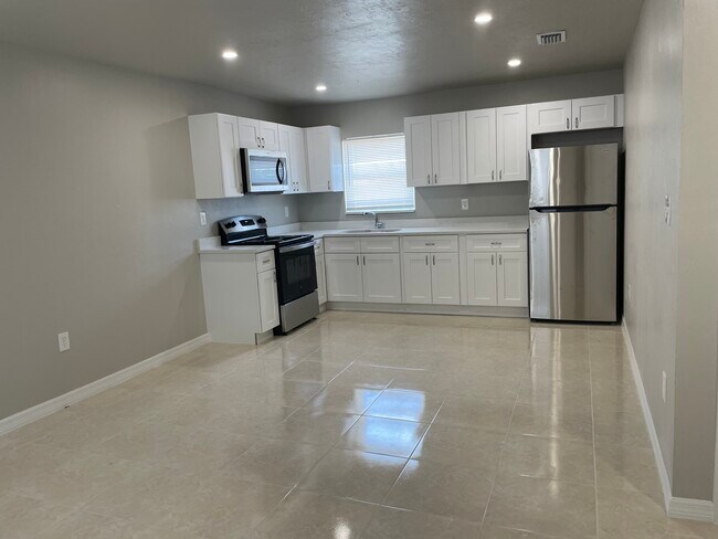 Photo - 11430-32 Kimble Dr - Quad