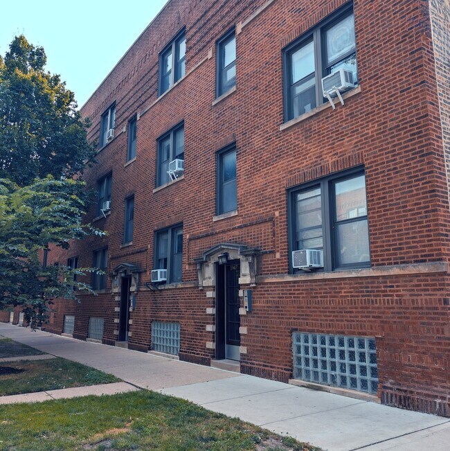 Photo - 1947 W Argyle St House