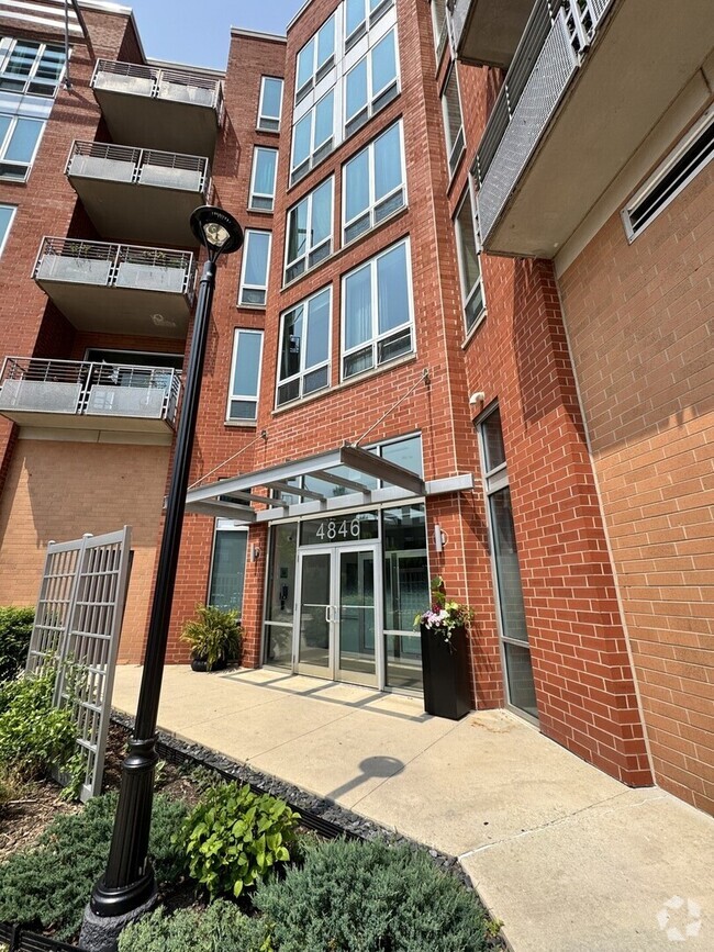 Building Photo - 4846 N Clark St Rental