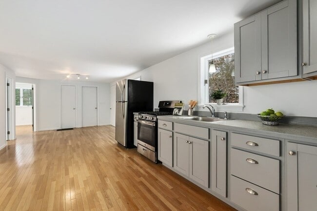 Building Photo - 47 Lake St Unit A