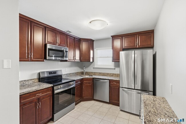 Building Photo - 808 Twin Circle Dr Unit 808