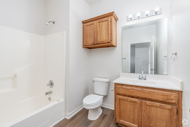 1BR, 1BA - 609SF - Bathroom