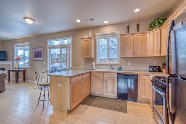Photo - Furnished 3 Bedroom only 24 minutes from M...
