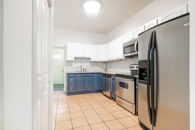 Building Photo - 1316 N Hollywood St