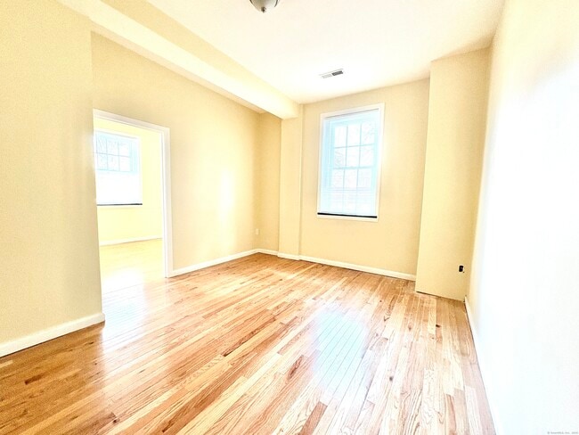 Building Photo - 135 W Main St Unit 2C Rental
