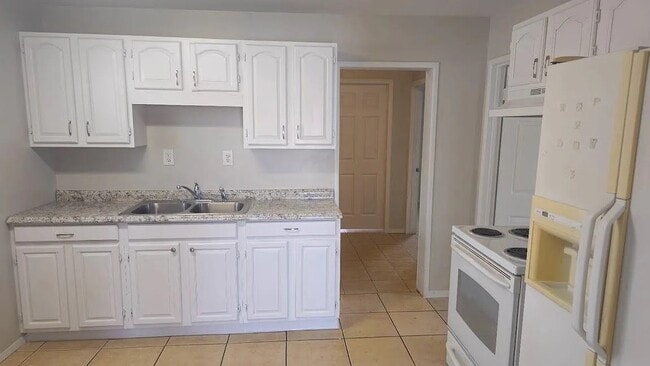 Building Photo - 141 E Ash Ave Rental