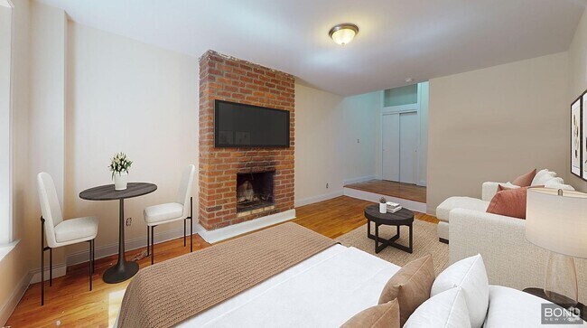 Building Photo - 227 E 11th St Unit 4B Rental
