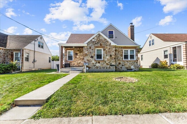 Building Photo - ADORABLE 2 BEDROOM CAPE COD AVAILABLE FOR ... Rental