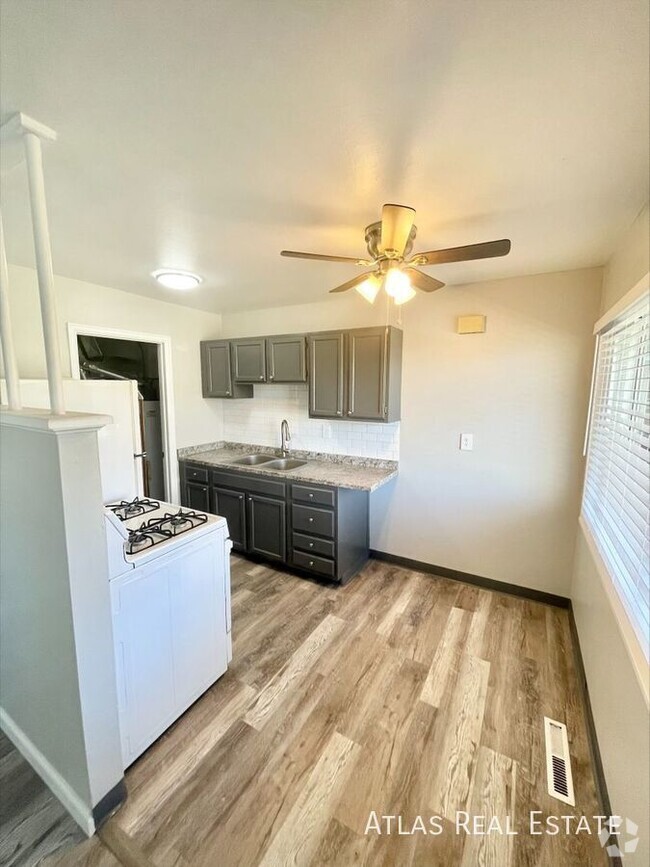 Building Photo - Beautiful 1 Bedroom 1 Bath Located Right O... Rental