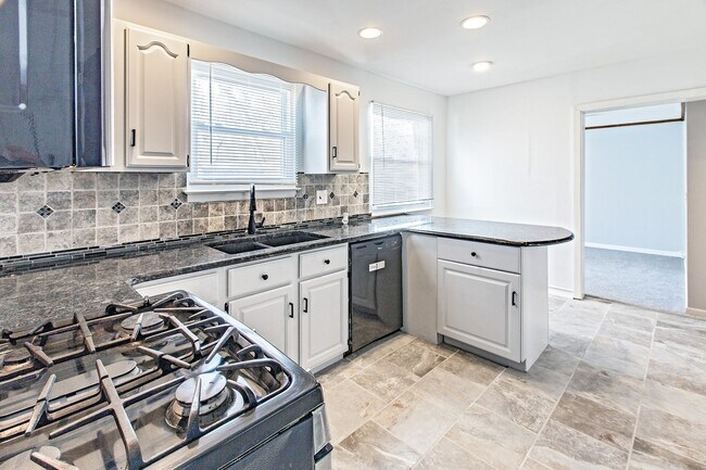 Photo - 5 bedroom, 2.5 bath home in Claymont