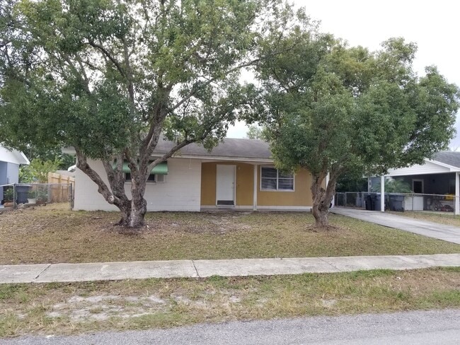 Building Photo - Southwest Winter Haven Three-Bedroom Home