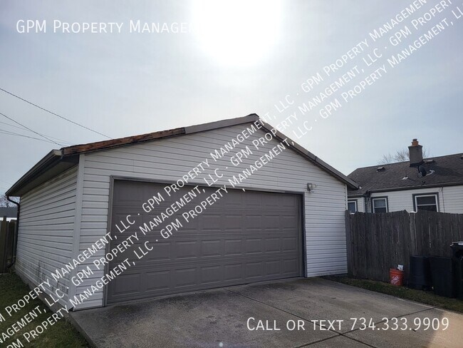 Photo - 832 Hudson St