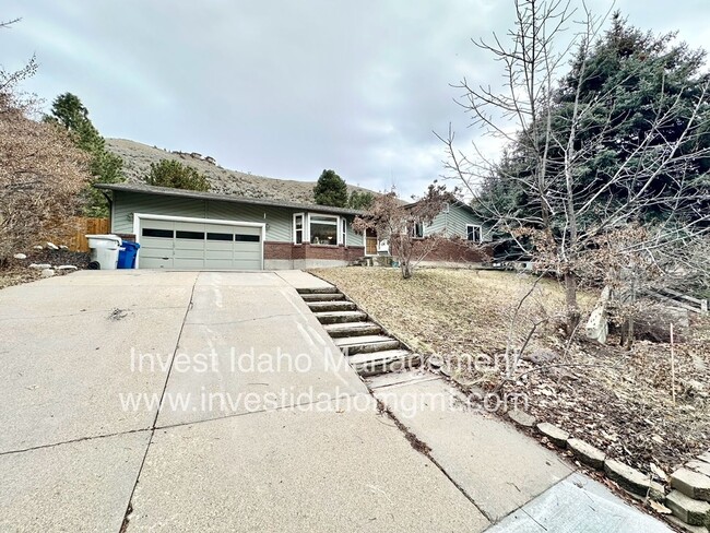 Photo - Enjoy the foothill views from your backyard!