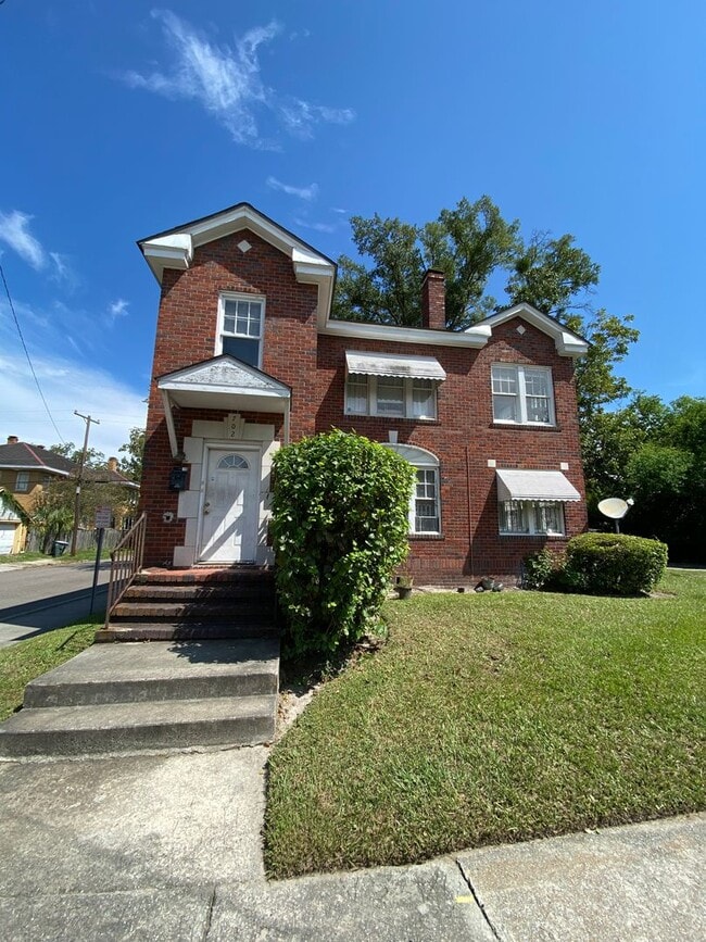 Building Photo - 702 Maupas Ave Unit Upper Rental