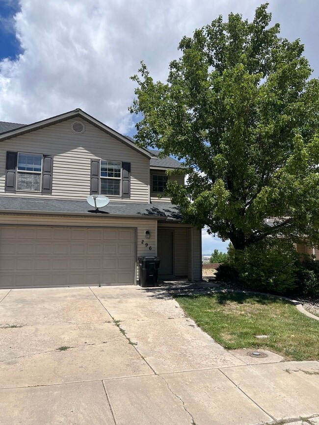 Building Photo - Oversized Townhome in Town!