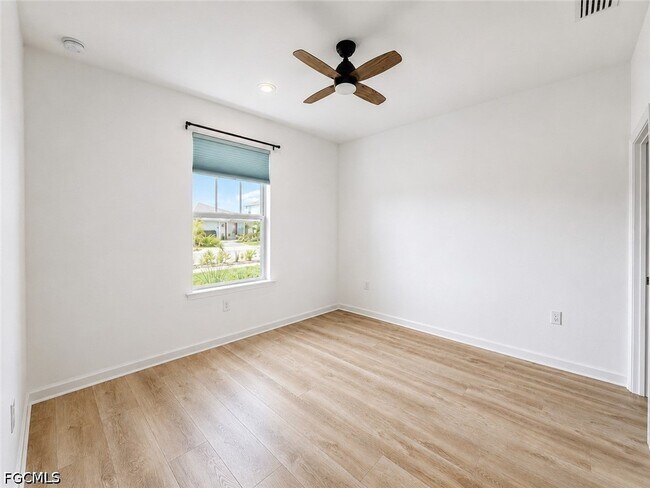 Photo - 42723 Valley Brooks St