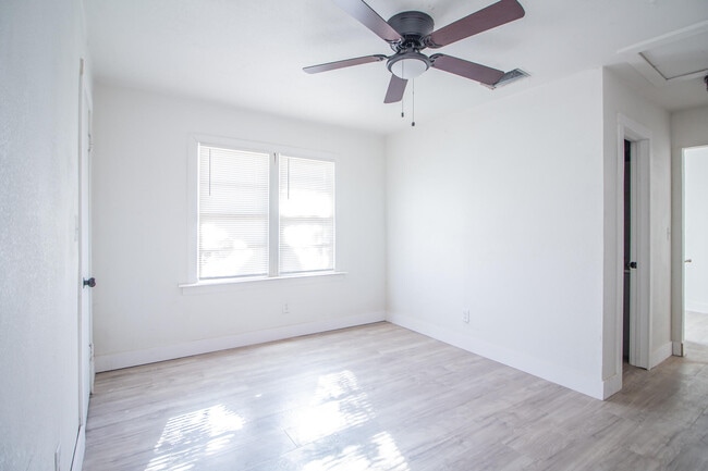Photo - 302 Avenue U
