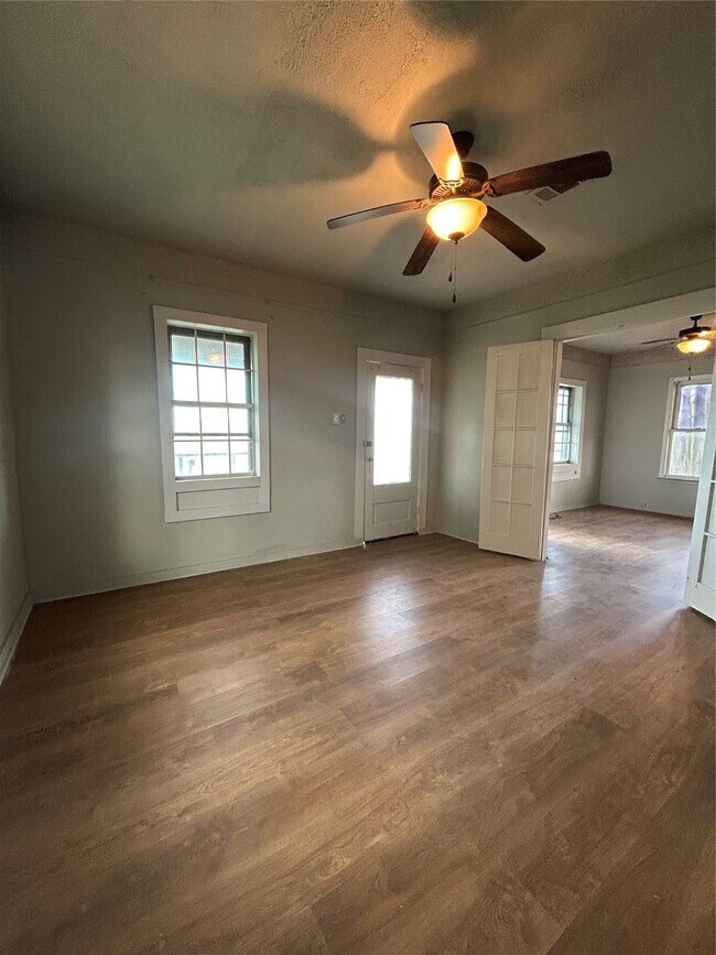 Photo - 530 W 1st St