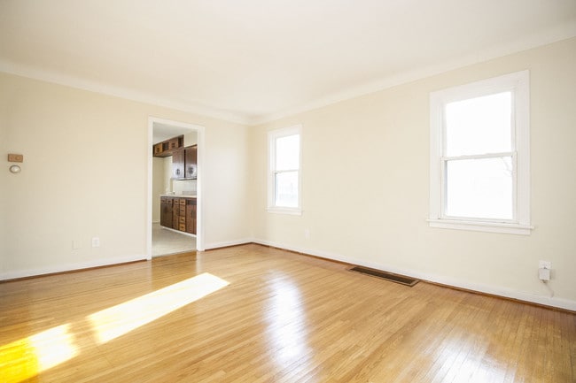 Photo - 2355 Ward St