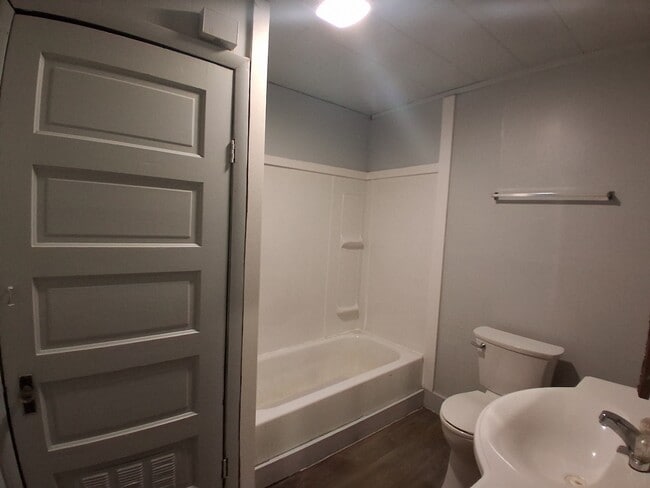 Photo - 904 Collett-