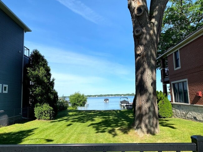 Photo - Nice 2 bedroom 1 Bath Upper Unit in Quiet ...