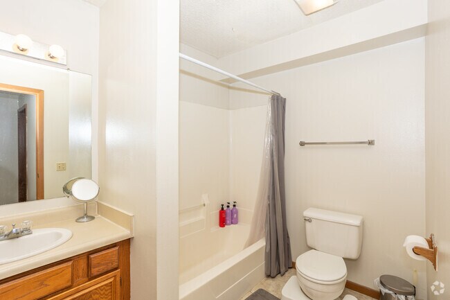 3BR, 2BA - 884SF - Primary Bathroom