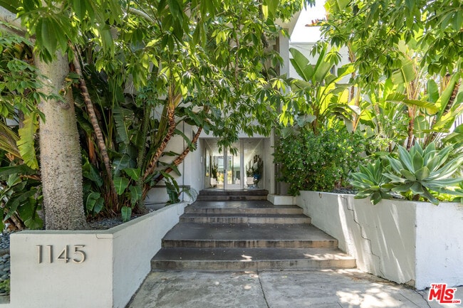 Building Photo - 1145 Larrabee St Unit 19 Rental