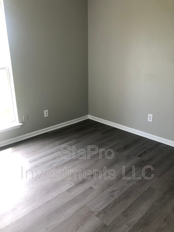 Photo - 164 Village Pl