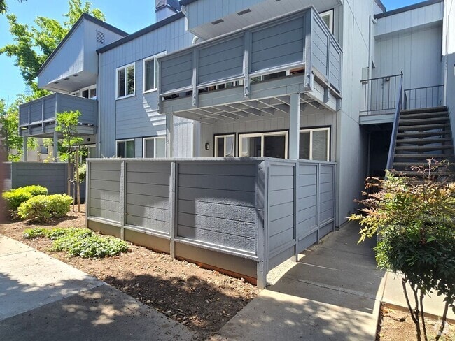 Building Photo - Large Downstairs Condo in Nice Community, ...