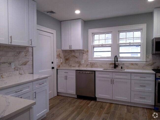 Building Photo - 92 Woodlawn St Rental